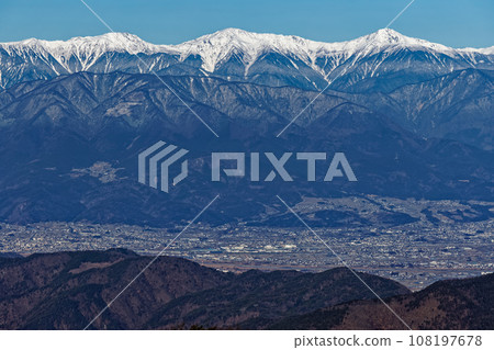 從禦坂山脈和嶽山眺望南阿爾卑斯山脈和白峰三山 從禦坂山脈和嶽山眺望南阿爾卑斯山脈和白峰三山 108197678