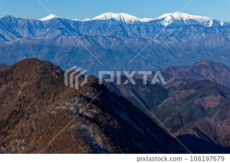 從禦坂山脈鬼嶽山眺望小嶽山和南阿爾卑斯山、荒川山、赤石山、聖山 從禦坂山脈鬼嶽山眺望小嶽山和南阿爾卑斯山、荒川山、赤石山、聖山 108197679