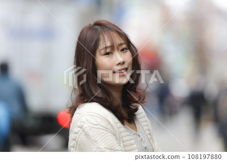 一個女人帶著微笑 108197880