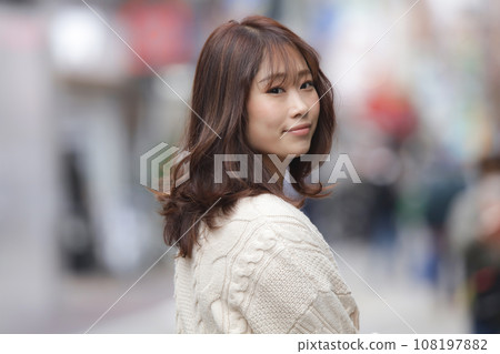 一個女人帶著微笑 一個女人帶著微笑 108197882