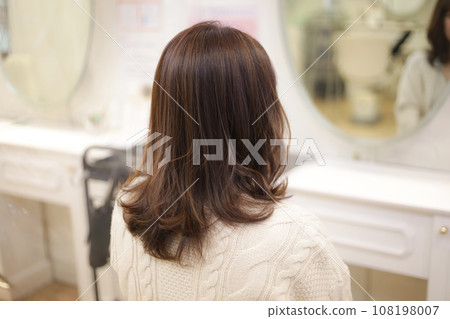 女人的背美容院形象 108198007