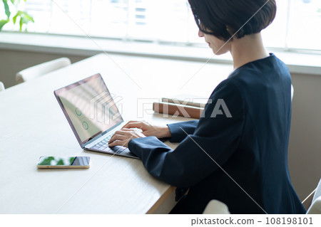 Woman using a laptop 108198101
