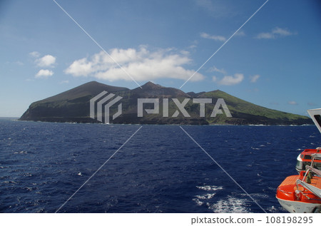 Izu Islands/Torishima seen from a boat 108198295