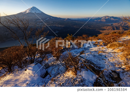Mt. Fuji and Lake Saiko in the morning seen from Mt. Yukitogatake in the Misaka Mountains in winter 108198384