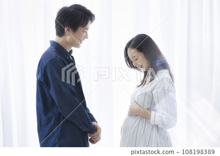 Family photo of pregnant woman and man Family photo of pregnant woman and man 108198389