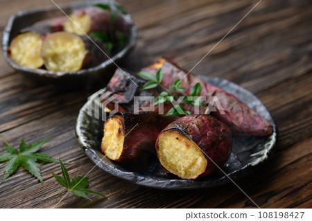 Freshly baked piping hot sweet potato (Naruto Kintoki) Autumn taste, old board bag Freshly baked piping hot sweet potato (Naruto Kintoki) Autumn taste, old board bag 108198427