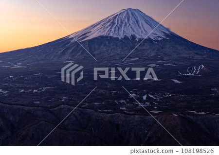 從Misaka / Yukitogatake山看到的早晨燒的富士山 108198526