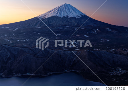 Morning-burning Mt. Fuji seen from Mt. Misaka / Yukitogatake 108198528