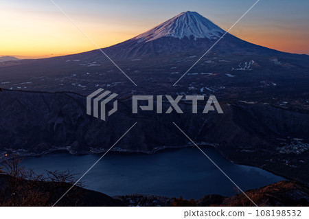 Morning-burning Mt. Fuji seen from Mt. Misaka / Yukitogatake 108198532