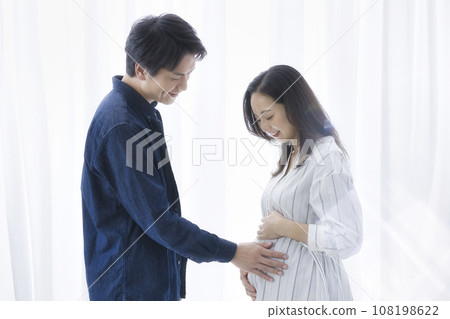 Family photo of pregnant woman and man Family photo of pregnant woman and man 108198622