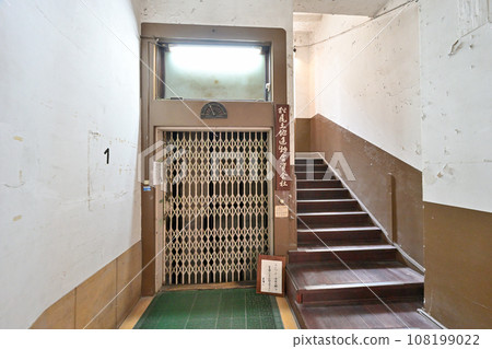 「松尾大樓(舊小橋屋和服店神戶店)」的外觀和手動電梯 「松尾大樓(舊小橋屋和服店神戶店)」的外觀和手動電梯 108199022