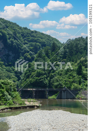 橋樑、河床和山景 108199321
