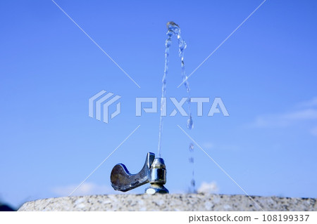outdoor drinking fountain 108199337