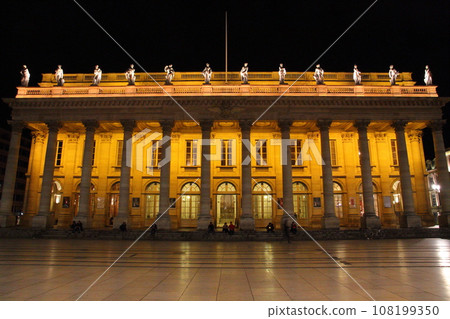 法國波爾多市中心燈火通明的大劇院(波爾多國家歌劇院)的夜景 法國波爾多市中心燈火通明的大劇院(波爾多國家歌劇院)的夜景 108199350