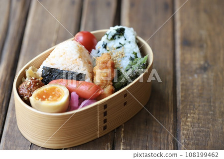 Lunch box of rice balls in magewappa 108199462