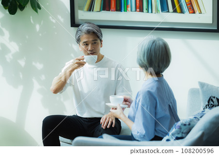 老夫婦在客廳聊天 老夫婦在客廳聊天 108200596