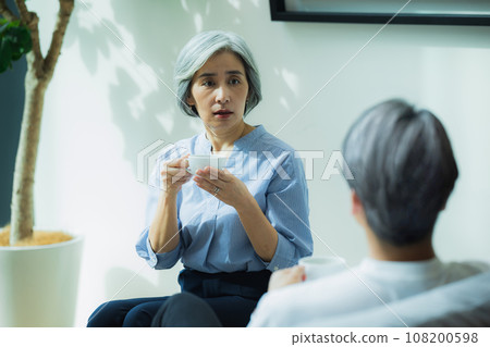 老夫婦在客廳聊天 老夫婦在客廳聊天 108200598