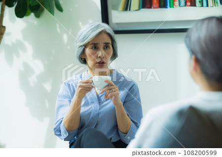 老夫婦在客廳聊天 108200599