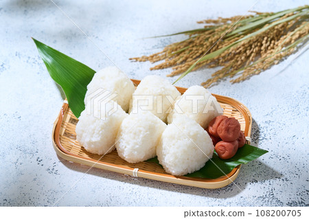 將鹹湯圓放入漏杓中 108200705