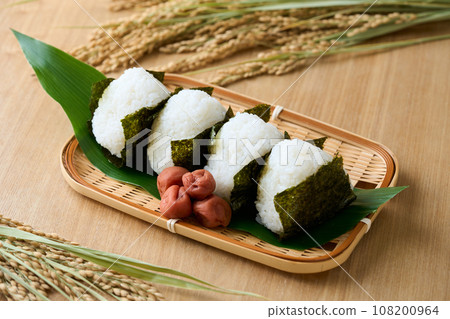 Onigiri in a colander 108200964