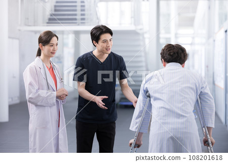 物理治療師和醫生進行復健治療 物理治療師和醫生進行復健治療 108201618
