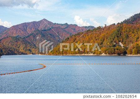群馬縣八木澤水庫，山巒和奧利根湖染上秋葉 108202654