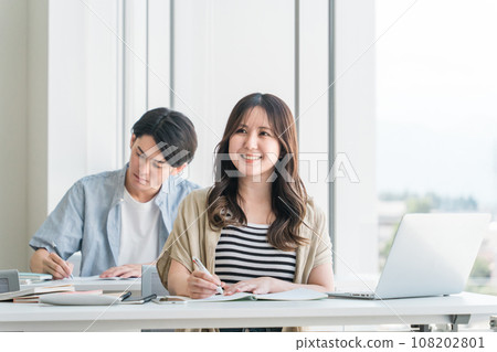 University students (high school students, cram schools, cram schools) receiving fun lectures at universities and schools University students (high school students, cram schools, cram schools) receiving fun lectures at universities and schools 108202801