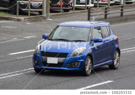 緊湊型汽車道路駕駛 緊湊型汽車道路駕駛 108203332