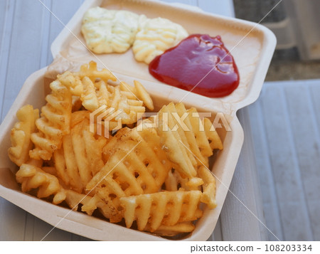 在攤位上購買的馬鈴薯（大阪·舞洲海濱公園） 108203334