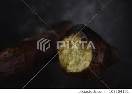 新鮮出爐的熱紅薯（火影忍者金時）秋味黑色背景 108204101