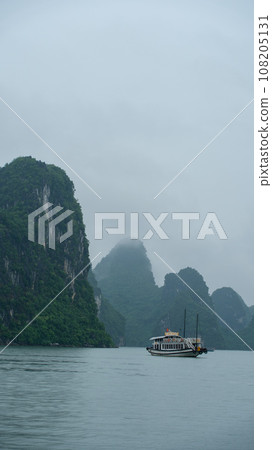 World Heritage Halong Bay Cruise Tour (Vietnam) 108205131