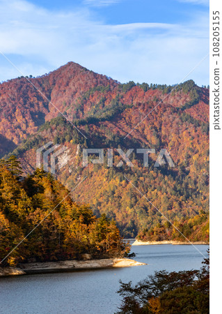 Lake Okutone and Mt. Kawago in autumn 108205155