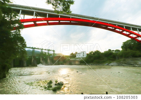 傍晚穿過埼玉縣寄居町的西關東聯絡道路上橫跨荒川的末野大橋 108205303