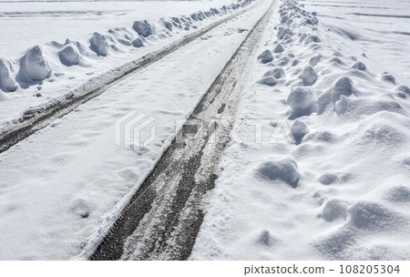 雪路上形成的車轍 108205304