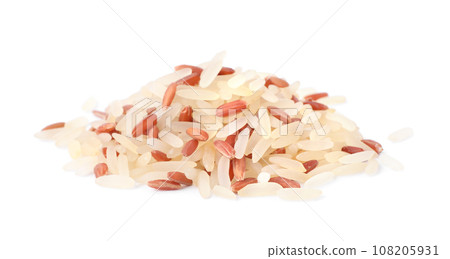 Mix of brown and polished rice isolated on white 108205931