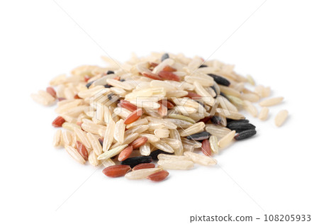Different sorts of brown rice isolated on white 108205933