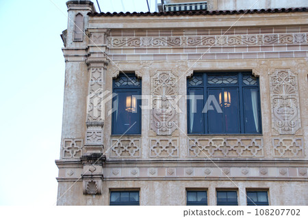 京都街景、四條河原町、十日彩館、面向四條街的頂樓4樓的窗戶、復古現代的建築 108207702
