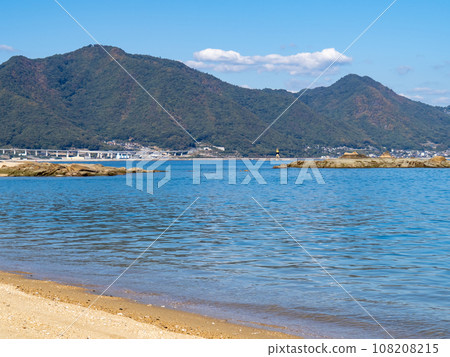 A view of the Seto Inland Sea seen from the coast of Saki Island (Mihara City, Hiroshima Prefecture). 108208215