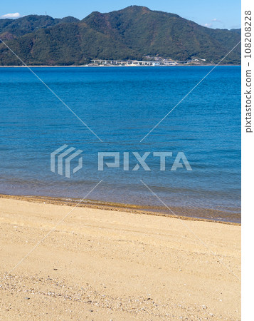 The sandy beach of Saki Island (Mihara City, Hiroshima Prefecture) and the calm scenery of the Seto Inland Sea. (Vertical composition) The sandy beach of Saki Island (Mihara City, Hiroshima Prefecture) and the calm scenery of the Seto Inland Sea. (Vertical composition) 108208228