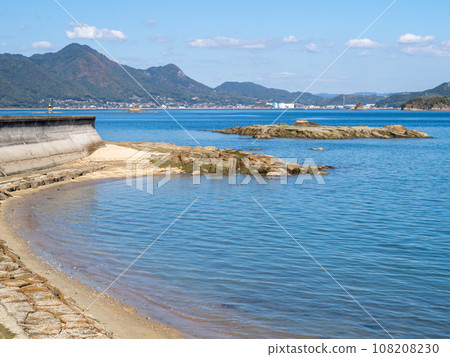 崎島(廣島縣三原市)海岸和平靜的瀨戶內海。 崎島(廣島縣三原市)海岸和平靜的瀨戶內海。 108208230