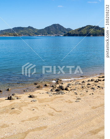 The sandy beach of Saki Island (Mihara City, Hiroshima Prefecture) and the calm scenery of the Seto Inland Sea. (Vertical composition) The sandy beach of Saki Island (Mihara City, Hiroshima Prefecture) and the calm scenery of the Seto Inland Sea. (Vertical composition) 108208232