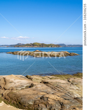 崎島（廣島縣三原市）海岸和平靜的瀨戶內海。 （垂直構圖） 108208235
