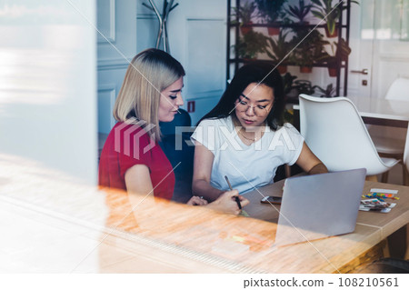 Student preparing for exam with friend 108210561