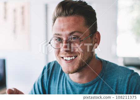 Happy young businessman having meeting with colleague in cafe 108211375