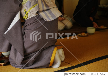 Japan tea ceremony woman wearing kimono 108211567
