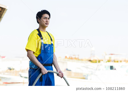 在漁港工作的年輕漁民 108211860