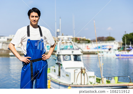 在漁港工作的年輕漁民 108211912