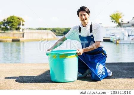在漁港工作的年輕漁民 108211918