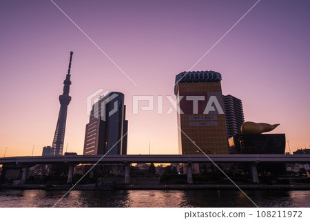 Beautiful sunrise seen from Sumida Park in Tokyo, Tokyo Skytree 108211972