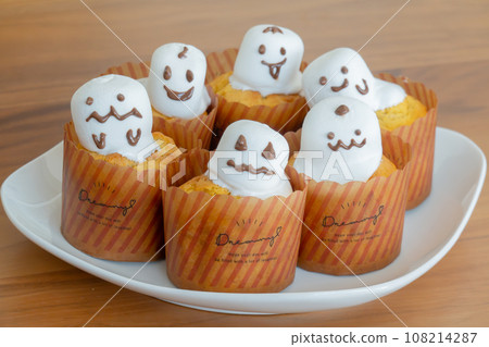 Halloween cupcake muffin 108214287